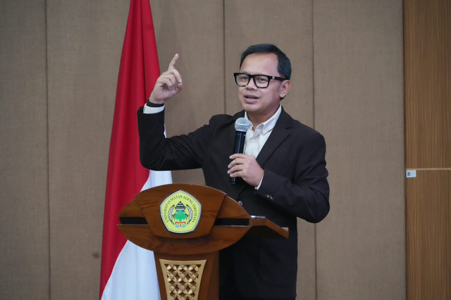 Wamendagri Bima Arya dorong Pemda bangun ketangguhan bencana melalui paradigma antisipatif dan mitigasi berbasis APBD dalam seminar di Untirta, Serang, Banten, Rabu (7/10/2026). Foto: Kemendagri RI