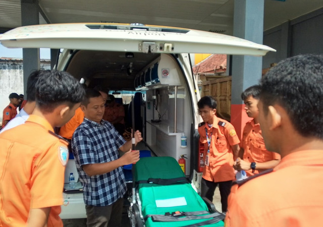Koordinasi Pemakaian Peralatan Penunjang yang Ada pada Mobil Ambulance Pada Klien (foto : Adi Septian file)