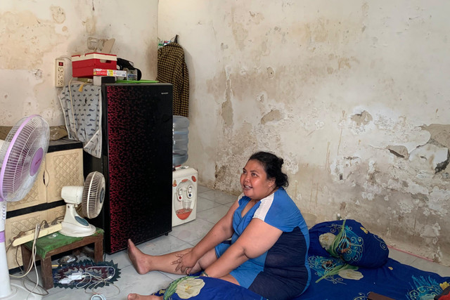 Sulistyowati (48) warga Kedung Turi Gang 4, Kota Surabaya, yang masuk kategori desil 6-10, Rabu (7/10/2026). Foto: Farusma Okta Verdian/kumparan