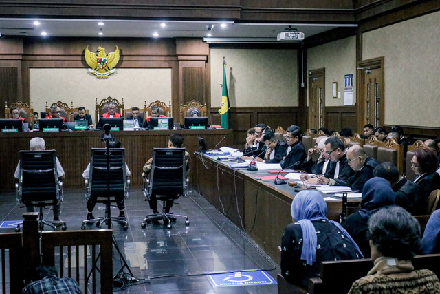 Febrie Adriansyah bersama Don Ritto dan Nurman Herin menghadiri sidang di Pengadilan Tindak Pidana Korupsi, Jakarta, Rabu (7/10/2036). Foto: Jamal Ramadhan/kumparan