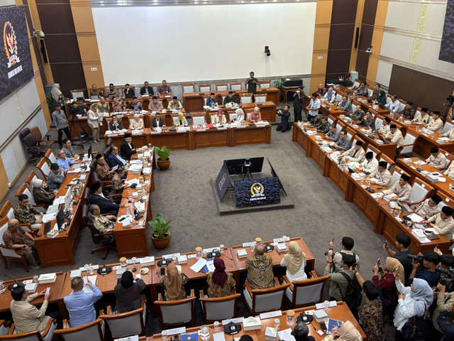 Wakil Ketua DPR Sufmi Dasco Ahmad memimpin rapat kerja Komisi VIII DPR dengan Menteri Haji dan Umrah terkait pengesahan dan penetapan BPIH tahun 2027 di Kompleks Parlemen, Senayan, Jakarta, Rabu (7/10/2026). Foto: Nasywa Athifah/kumparan