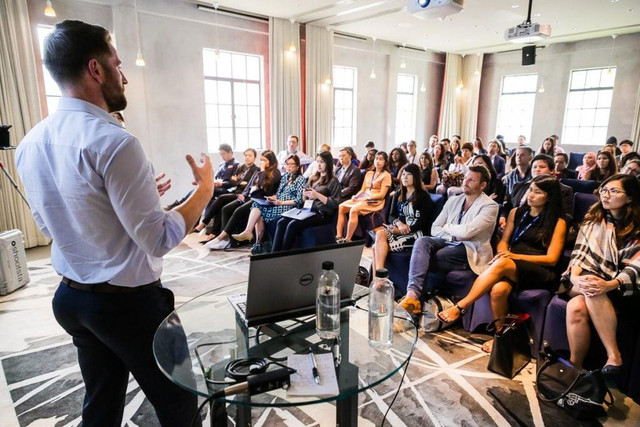 Ilustrasi seseorang menyampaikan materi di depan audiens. Public speaking merupakan keterampilan yang dapat dikembangkan melalui latihan dan pengalaman.Foto: Pexels/[Nama Fotografer]
