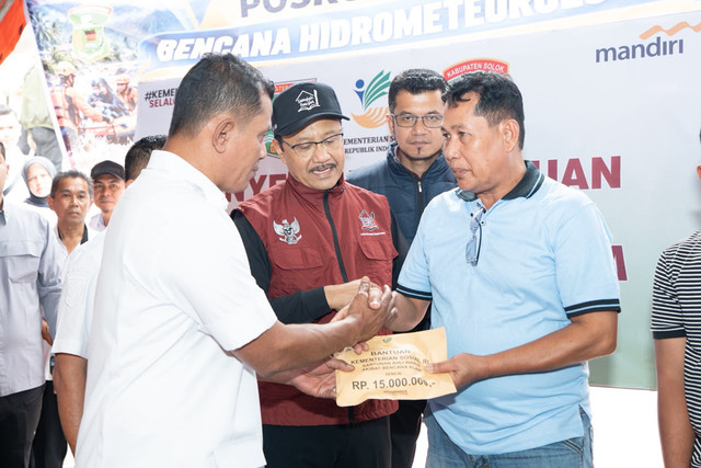 Menteri Sosial Saifullah Yusuf (Gus Ipul) kunjungi posko bencana dan salurkan bantuan Rp328,7 juta bagi korban banjir bandang di Kabupaten Solok, Sumatera Barat, Rabu (7/10/2026). Foto: Kemensos RI