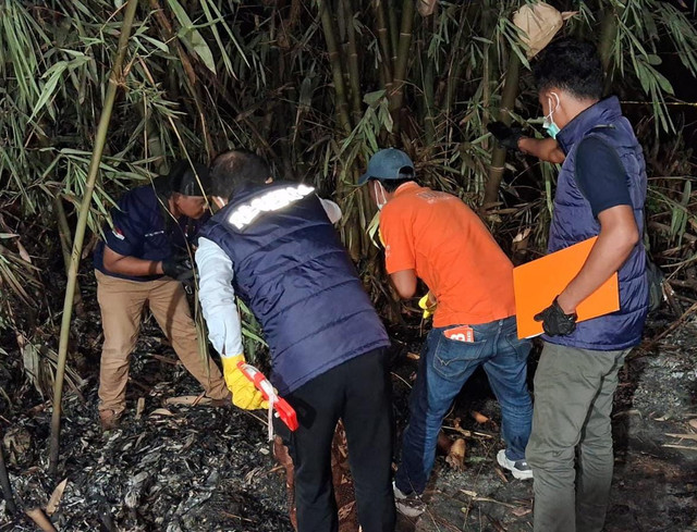 Warga Dusun Lendang Paok, Desa Selebung, Kecamatan Batukliang, Lombok Tengah, dikejutkan dengan penemuan jasad seorang perempuan berinisial M (57) dalam kondisi terbakar parah di belakang rumahnya, Selasa (6/10/2026). Foto: Dok. Istimewa