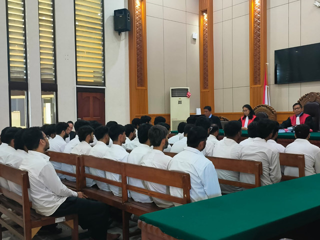 Sidang vonis 35 warga negara India komplotan judi online di Pengadilan Negeri Denpasar, Rabu (7/10/2026). Foto: Sandra Gisela/kumparan