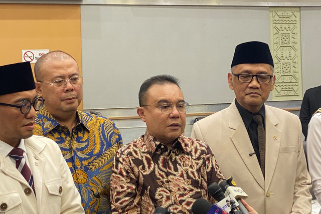 Wakil Ketua DPR RI Sufmi Dasco Ahmad memberikan keterangan pers usai mengikuti rapat Komisi VIII DPR RI bersama Kementerian Haji dan Umrah di Kompleks Parlemen, Senayan, Jakarta, Rabu (7/10/2026). Foto: Aditya Nugraha/kumparan