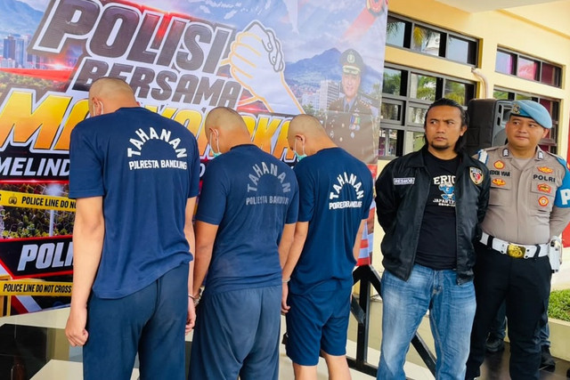 Polisi menunjukkan tersangka dan barang bukti pencurian motor dengan modus meminjam di Bandung, Rabu (7/10/2026). Foto: Dok. Istimewa