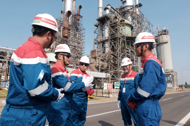 Engineer I RCU Complex Process RU Balongan, Ridho Edistyo Ramadhan (tengah) bersama peserta Touring to Mandalika saat melihat proses pengolahan BBM di Kilang Balongan, Indramayu pada Selasa (6/10). Foto: Dok. Pertamina