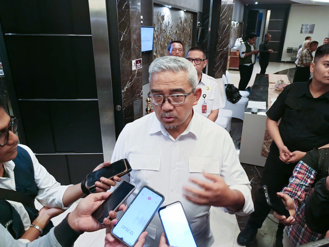 Wali Kota Bandung, Muhammad Farhan saat ditemui usai kegiatan di Grandia Hotel, Kota Bandung pada Rabu (7/10/2026). Foto: Abisatya/kumparan