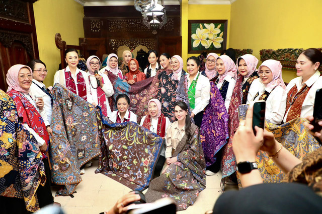 Fatma Saifullah Yusuf dan rombongan SERUNI KMP hadiri peringatan Hari Batik Nasional 2026 dan serahkan bantuan bagi pembatik disabilitas di Surabaya, Rabu (7/10/2026). Foto: Kemensos RI