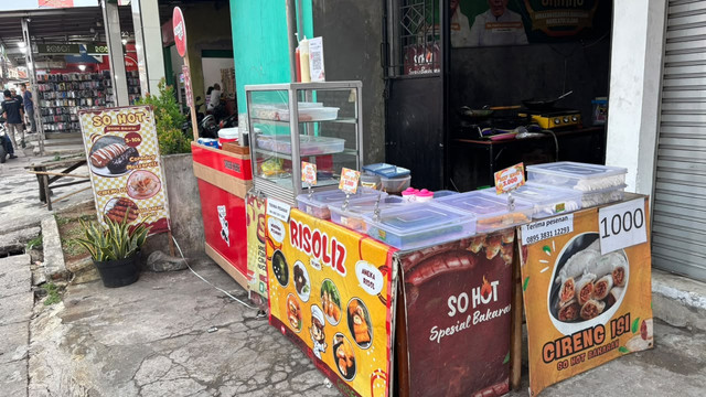 Suasana warung kuliner milik Ibu Maryati. Inovasi diversifikasi menu menjadi kunci utama keberhasilan usaha mikronya bertahan pasca-musim Ramadan. Dok. Pribadi 