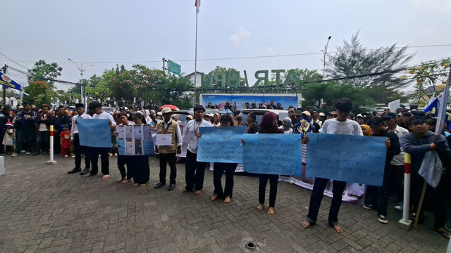 Ratusan warga Kampung Poponcol, Kelurahan Karawang Kulon menggeruduk Kantor Pertanahan (Kantah) atau ATR/BPN Kabupaten Karawang pada Rabu (7/10/2026). Foto: kumparan