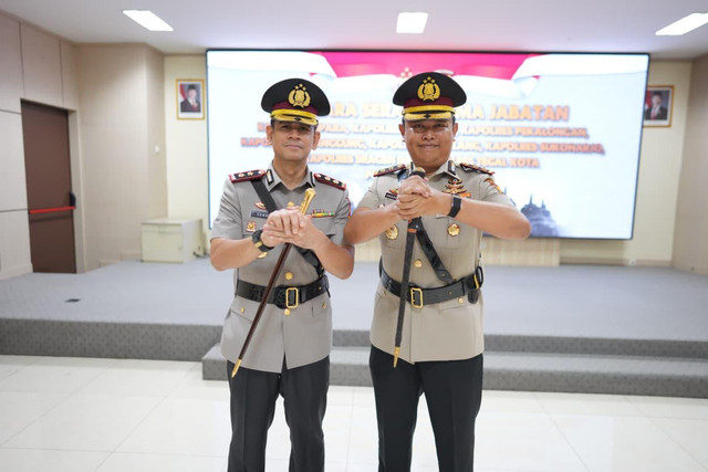 AKBP Andika Dharma Sena (kini) resmi memimpin Polres Sukoharjo. Sena menggantikan AKBP Anggaito Hadi Prabowo (kanan). Foto: Dok. Istimewa