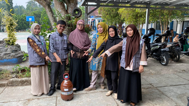 Mahasiswa PLP 31 penyerahan eco enzym kepada guru SMPN 2 Pandeglang