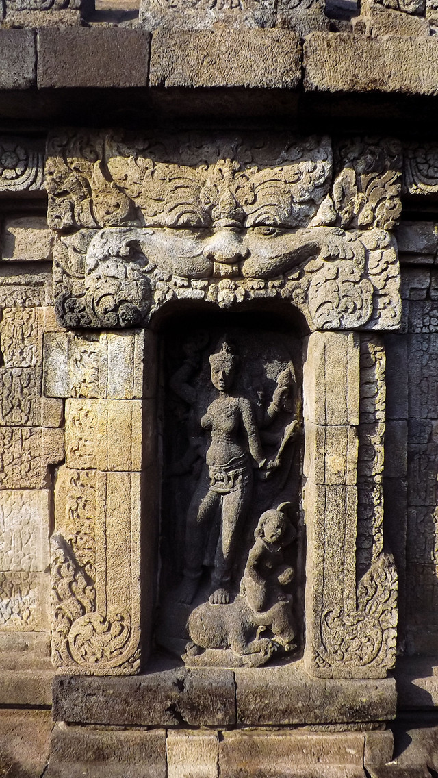 Foto oleh Yafie Agha: https://www.pexels.com/id-id/foto/patung-dewi-hindu-27118473/