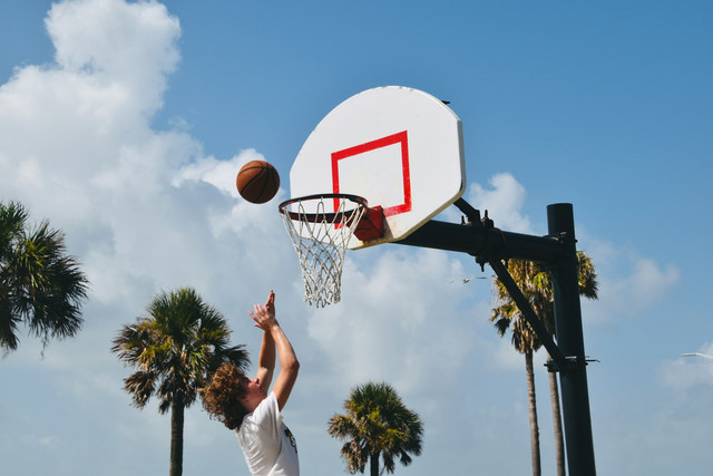 Ilustrasi Melempar Bola Pantul dalam Permainan Bola Basket Disebut dengan Istilah. Unsplash/Lesli Whitecotton