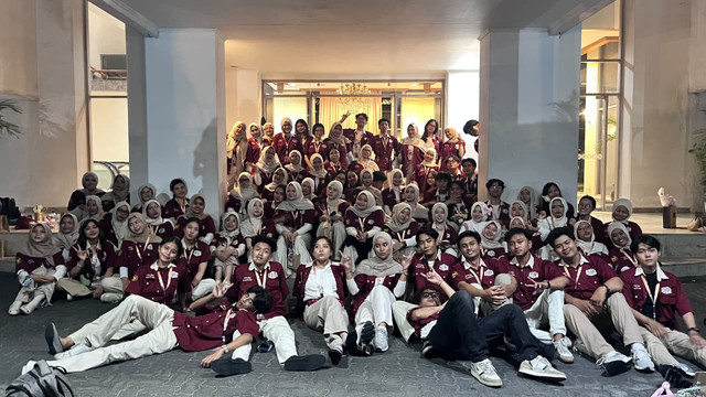 Panitia dan peserta NEXA 2026 foto bersama saat malam puncak acara. (Foto: Dok. HIMA KMAP FISIP UNS)