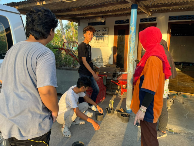 Pelatihan Daur Ulang Sampah Organik, KKN UNY Dukung SDGs 12 Di padukuhan Walikan