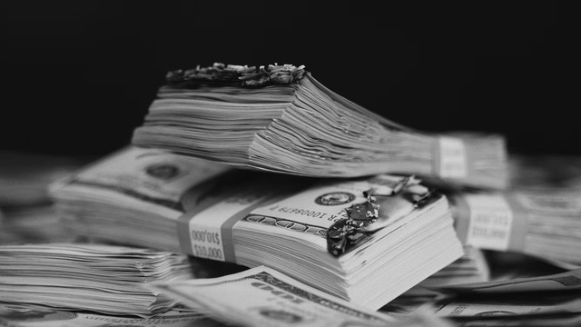 Ilustrasi tumpukan uang yang merefleksikan tantangan ekonomi nasional, pertumbuhan yang stagnan di kisaran 5 persen tidak cukup untuk membawa Indonesia keluar dari jebakan pendapatan menengah (middle income trap). (Foto: Unsplash/Dillon Groves)
