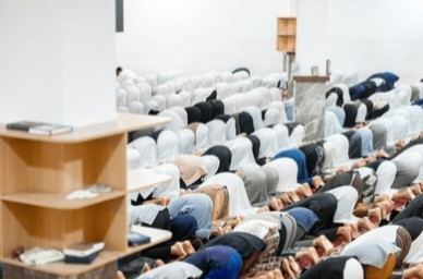 Ilustrasi sedang ibadah sholat. (Sumber: shutterstock.com).