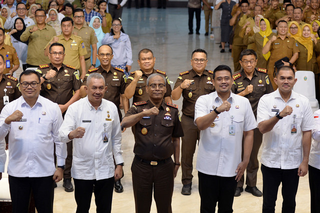 Gubernur Sumut Bobby Nasution bersama Kepala Kajati Sumut Muhibuddin menandatangani MoU tentang Sinergi Pencegahan Terhadap Penyimpangan dan Gangguan Dalam Penyelenggaraan di Bidang Pendidikan di Wilayah Provinsi Sumut, Medan, Selasa (6/10/2026). Foto: Dok. Diskominfo Sumut