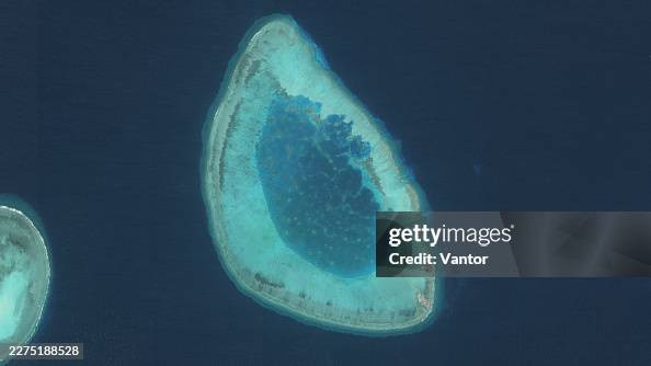 Citra udara yang memperlihatkan Antelope Reef di Laut Cina Selatan, lokasi pembangunan fasilitas China. Sumber foto: Vantor/Getty Images.