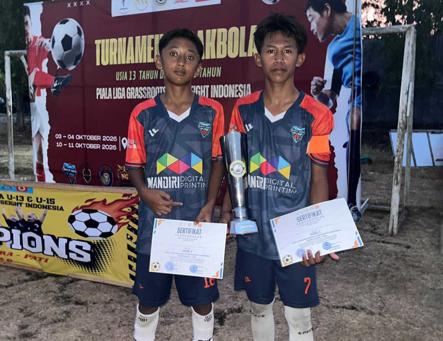 Basya Nur Ulhul Azmi (Kiri) dan Axcel Narendra Arshandy (kanan) siswa MTs Muhammadiyah 2 Kedungadem, bersama Club BMK Bojonegoro yang meraih Juara II Piala Grassroot U-13 Zona Blora–Pati, Jawa Tengah.(Sumber: Ahmad Syaeful Anam)