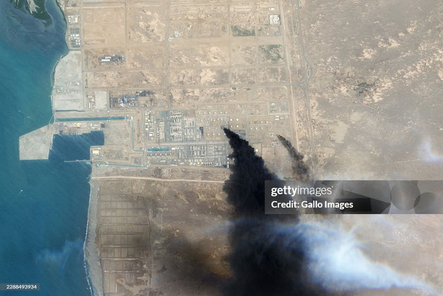 Asap mengepul dari kilang Saudi Aramco di Jazan, Arab Saudi, 26 Juli 2026, setelah serangan Houthi dari Yaman. Foto: Gallo Images/Orbital Horizon/Copernicus Sentinel Data 2026.
