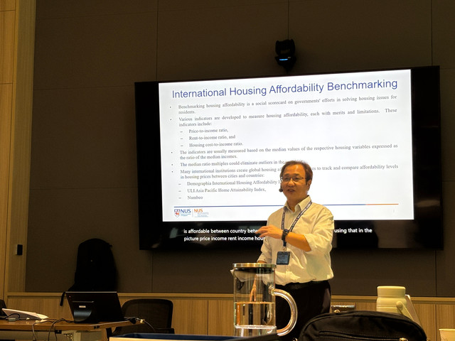 Provost's Chair Professor di Department of Real Estate, NUS Business School, Sing Tien Foo, memaparkan rahasia Singapura sediakan rumah terjangkau untuk warga di The Ridge, Singapura, Rabu (7/10/2026). Foto: Ema Fitriyani/kumparan
