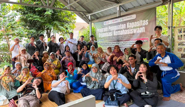 Himpunan Mahasiswa Program Studi (HMPS) S1 Farmasi Universitas Pelita Harapan (UPH) menghadirkan pendekatan smart farming. Melalui teknologi berbasis sensor, mahasiswa membantu Kelompok Wanita Tani (KWT) Cempaka Batan Indah di Kelurahan Kademangan, Tangerang Selatan untuk meningkatkan efisiensi proses budidaya jamur dan tanaman obat keluarga (TOGA). Gagasan tersebut diwujudkan melalui proposal berjudul “Implementasi Teknologi Smart Farming melalui Pemanfaatan Air Limbah Daun untuk Meningkatkan Efisiensi Tenaga Kerja Kelompok Wanita Tani Kelurahan Kademangan”. Proposal ini berhasil memperoleh hibah sebesar Rp22,5 juta melalui Program Penguatan Kapasitas Organisasi Kemahasiswaan (PPK Ormawa) 2026 dari Kementerian Pendidikan Tinggi, Sains, dan Teknologi Republik Indonesia (Kemdiktisaintek RI).