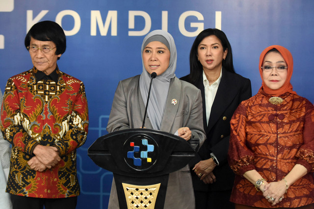 Menkomdigi Meutya Hafid (tengah) bersama jajaran dan tim pakar perumus memberikan keterangan pers terkait implementasi PP Tunas di Kantor Kemenkomdigi, Jakarta, Rabu (7/10/2026). Foto: Indrianto Eko Suwarso/ANTARA FOTO