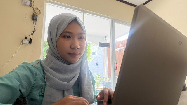 Foto di atas adalah foto mahasiswa yang sedang melakukan kegiatan magang