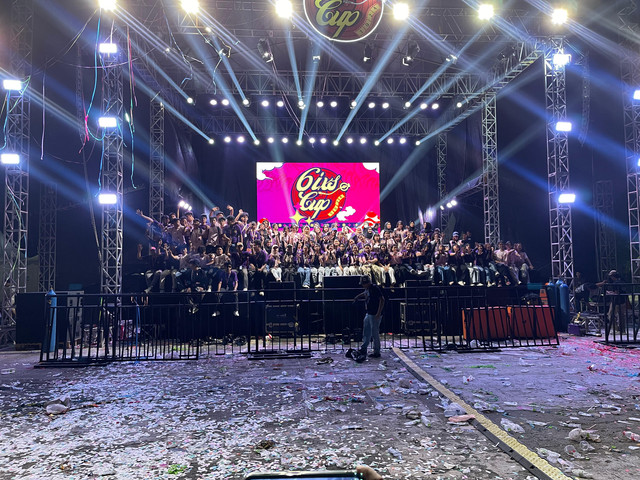 Suasana panitia closing ceremony 6ixscup X di Lapangan Ex Tomang Tol, Pamulang. Sumber: Dokumentasi Divisi PDD 6ixscup X, 2024