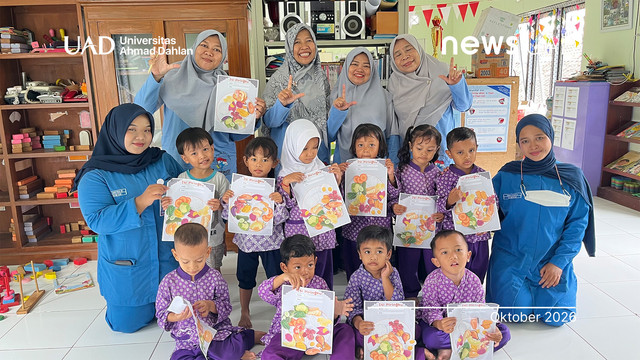 Mahasiswa Universitas Ahmad Dahlan (UAD) beri edukasi tentang gizi seimbang di SPS PAUD Larashati (Foto. Farah)