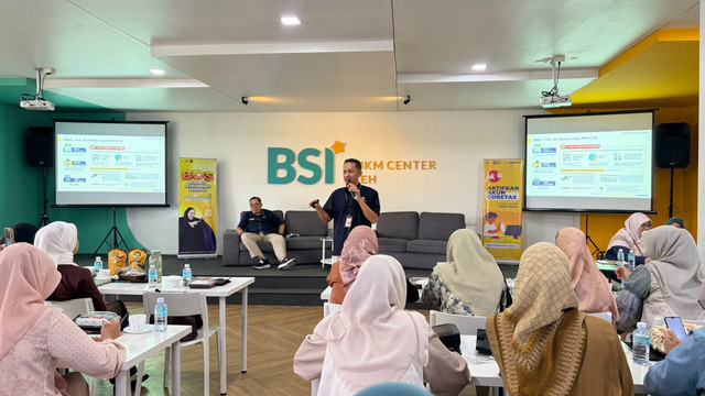 Penyuluh Pajak Muda Kanwil DJP Aceh, Susanto, memberikan edukasi perpajakan kepada pelaku UMKM dalam kegiatan BDS di Gedung BSI UMKM Center Aceh. (Source: Dokumentasi Pribadi)