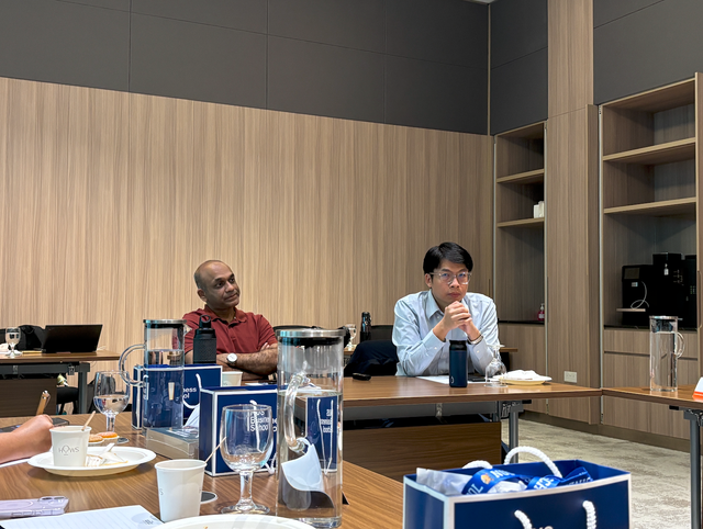 Profesor di Bidang Keuangan NUS Business School, Johan Sulaeman (kanan) dan Managing Director of Sustainable and Green Finance Institute dan juga Profesior di Bidang Keuangan NUS Business School, Sumit Agrawal (kiri) di The Ridge, NUS Business School, Rabu (8/10/2026). Foto: Ema Fitriyani/kumparan