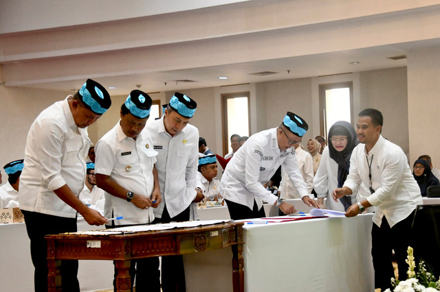 Gubernur Jawa Barat, Dedi Mulyadi pada penandatanganan Perjanjian Kerja Sama Layanan dengan sejumlah rumah sakit daerah, pemerintah pusat, dan swasta di Kantor Wali Kota Depok, Rabu (7/10/2026).  Foto: Dok. Humas Jabar