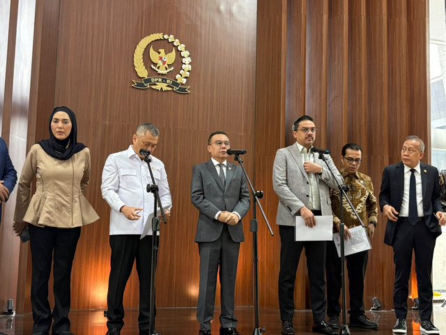 Pimpinan DPR dan Pemerintah menggelar konferensi pers soal Perpres Ojol di Kompleks Parlemen, Senayan, Jakarta, Kamis (8/10/2026). Foto: Nasywa Athifah/kumparan