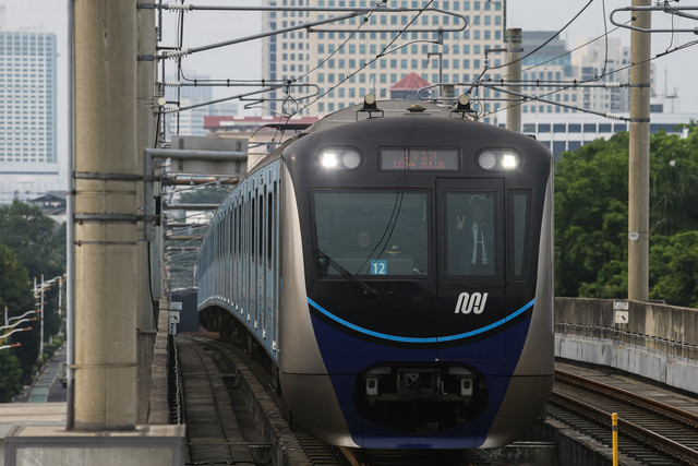 Rangkaian kereta Moda Raya Terpadu (MRT) Jakarta melintas di Stasiun ASEAN, Jakarta, Rabu (7/10/2026). Foto: Angga Budhiyanto/ANTARA FOTO