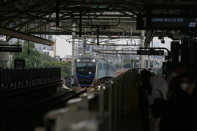 Rangkaian kereta Moda Raya Terpadu (MRT) Jakarta melintas memasuki Stasiun ASEAN di Jakarta, Rabu (7/10/2026). Foto: Angga Budhiyanto/ANTARA FOTO 