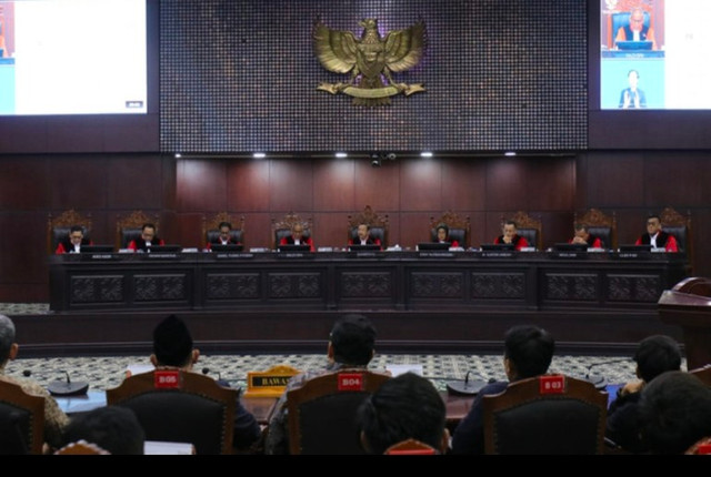 Majelis Hakim Mahkamah Konstitusi (MK) membacakan putusan perkara Perselisihan Hasil Pemilihan Umum (PHPU) Presiden dan Wakil Presiden 2024 terkait syarat pendidikan Wakil Presiden Gibran Rakabuming Raka, di Jakarta, Selasa (6/10/2026). Foto: Jamal Ramadhan/kumparan.