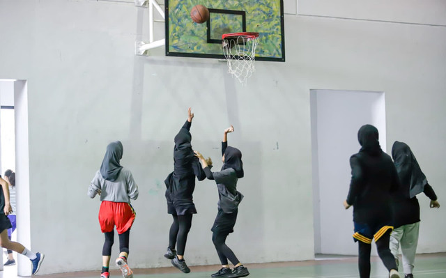 Kegiatan kerja sama tim pada saat latihan bola basket (Dokumentasi Pribadi).
