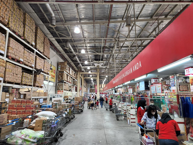 Photo by Antonius Natan from Pexels: https://www.pexels.com/photo/people-shopping-in-a-large-warehouse-11835352/