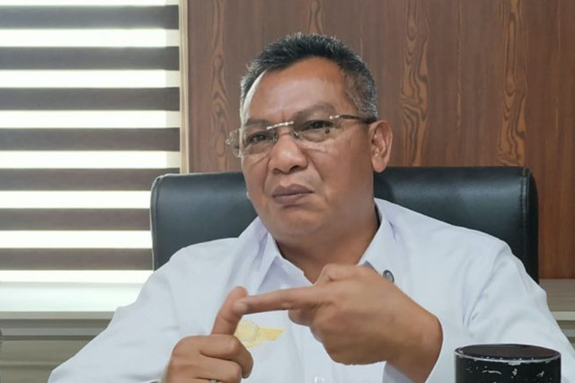 Kepala Bandara DEO Sorong Asep Soekarjo saat diwawancara di ruang kerjanya di Sorong, Selasa (6/10/2026). Foto: Yuvensius Lasa Banafanu/Antara