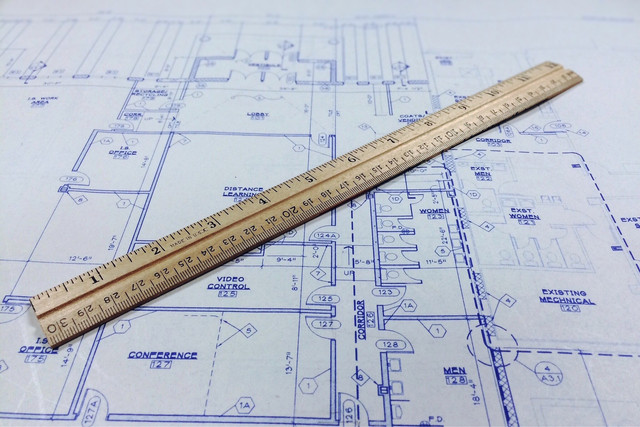 Ilustrasi gambar kerja Arsitek. Sumber: https://pixabay.com/id/photos/cetak-biru-penggaris-arsitektur-964630/