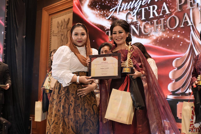 Meilinie Tenardi terima Anugerah Citra Perempuan Tionghoa Indonesia (Foto: Meiline.dok)
