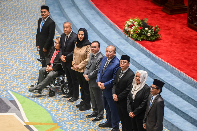 Pimpinan DPR foto bersama lima calon Dewas LPP RRI periode 2026-2031 saat Rapat Paripurna Ke-10 DPR di Kompleks Parlemen, Senayan, Jakarta, Kamis (8/10/2026). Foto: Rivan Awal Lingga/ANTARA FOTO
