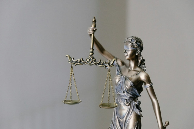 Sumber: https://unsplash.com/id/foto/patung-lady-justice-dengan-sisik-dan-pedang-yCdPU73kGSc