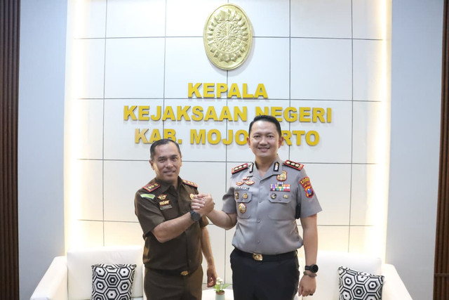 Kapolres Mojokerto AKBP Dr. Raden Erik Bangun Prakasa, S.H., S.I.K., M.M silaturahmi dengan Kejari Mojokerto. Foto: Dok. Istimewa