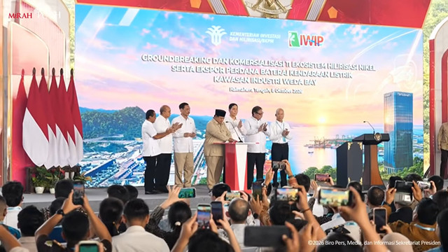 Presiden Prabowo Subianto beserta jajaran meresmikan Groundbreaking 11 Ekosistem Hilirisasi Nikel serta Ekspor Perdana Baterai EV, di Halmahera Tengah, Maluku Utara, Kamis (8/10/2026). Foto: YouTube/ Sekretariat Presiden